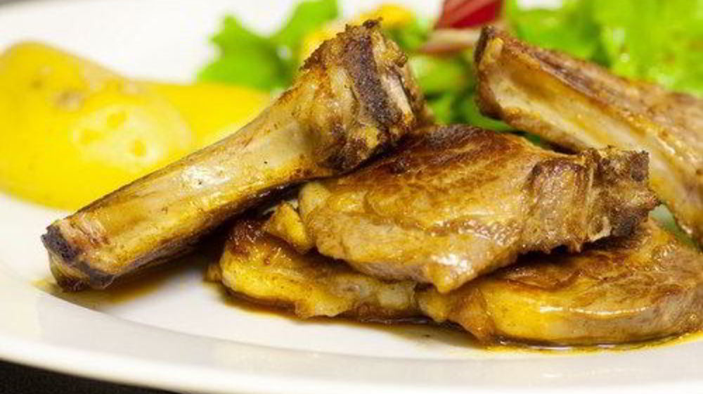 Как приготовить маринованную в роме баранья нога на гриле с персиками