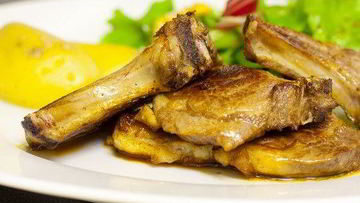 Рецепт Маринованной в роме баранья нога на гриле с персиками