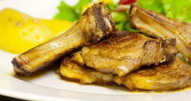 Рецепт Маринованной в роме баранья нога на гриле с персиками