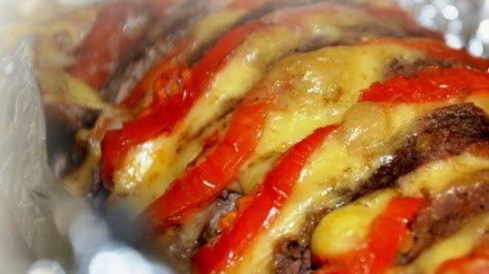 Как приготовить мясо, запеченное с сыром и помидорами