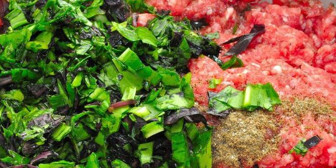 Рецепт сочного кебаба с панчеттой, деревенский картофель и острый салат