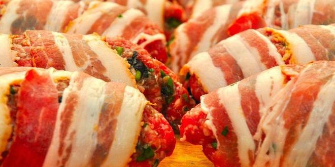 Рецепт сочного кебаба с панчеттой, деревенский картофель и острый салат