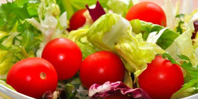 Рецепт сочного кебаба с панчеттой, деревенский картофель и острый салат