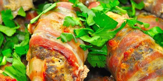 Рецепт сочного кебаба с панчеттой, деревенский картофель и острый салат