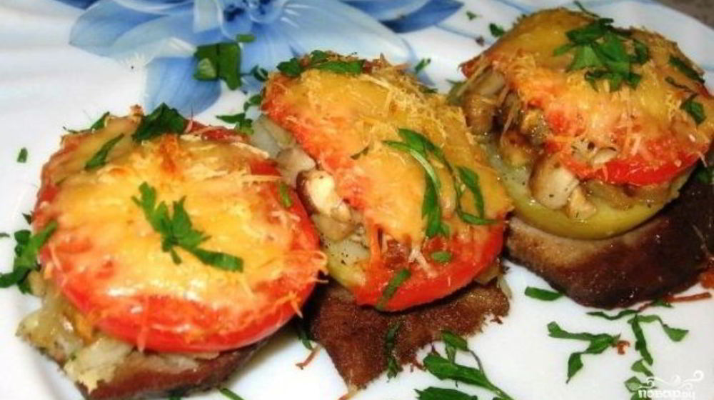 Как приготовить свинину, запеченную с грибами помидорами и сыром