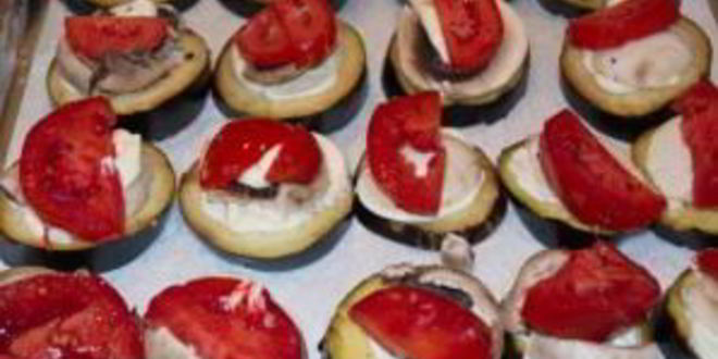 Рецепт баклажанов, запеченных с помидорами и грибами