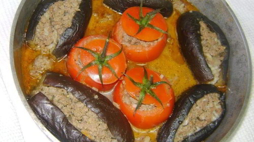 Как приготовить фаршированные баклажаны с помидорами