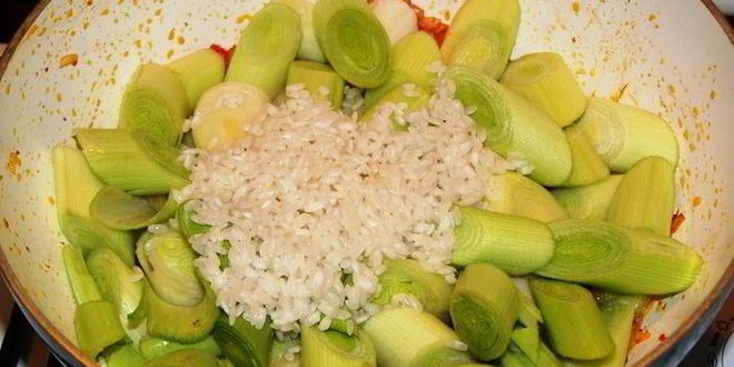 Рецепт лука-порея, тушеного с рисом