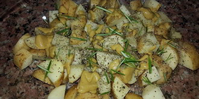 Рецепт молодого картофеля, запеченного с домашней горчицей и розмарином