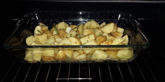 Рецепт молодого картофеля, запеченного с домашней горчицей и розмарином