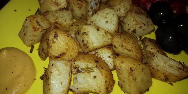 Рецепт молодого картофеля, запеченного с домашней горчицей и розмарином