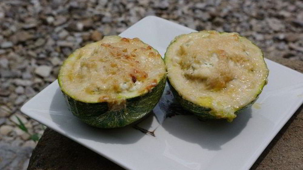 Как приготовить цукини, фаршированные творогом и сливочным сыром