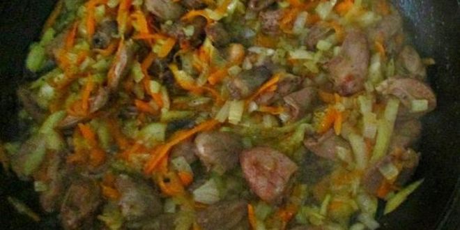 Рецепт тушенной капусты с куриными сердечками