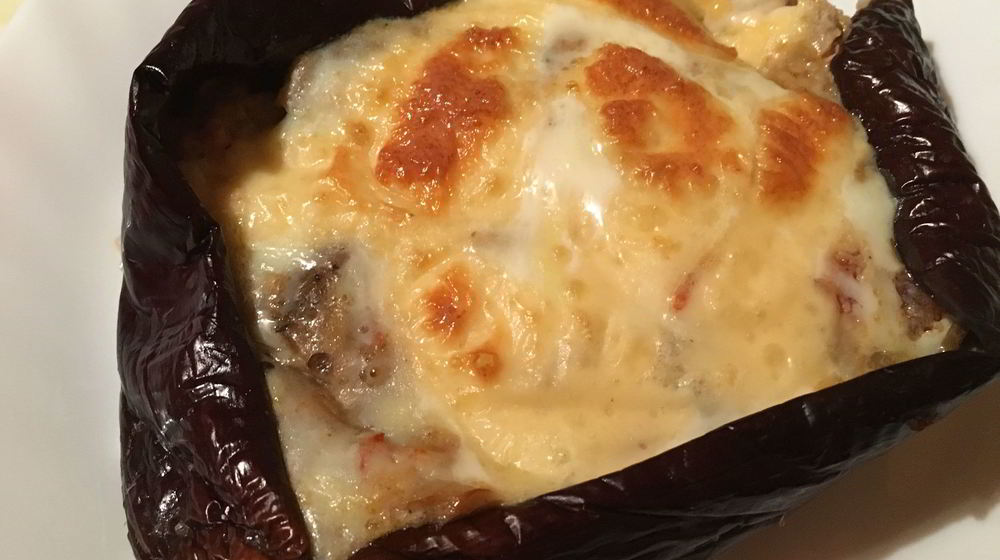 Как приготовить запеченного целиком баклажан с овощами