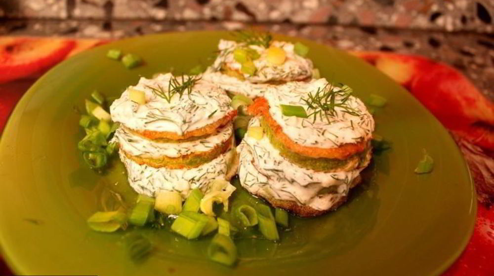 Как приготовить жареные кабачки с яйцом и сметаной