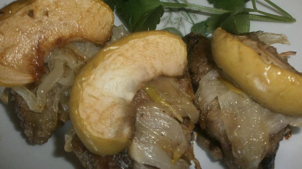 Как приготовить говяжью печень с яблоками и луком по-берлински