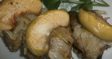 Рецепт Говяжьей печени с яблоками и луком по-берлински