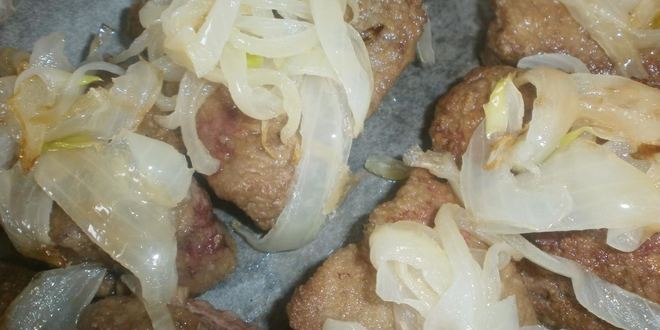 Рецепт говяжьей печени с яблоками и луком по-берлински