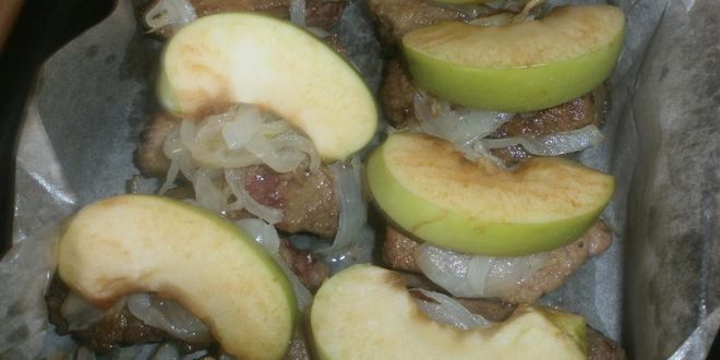 Рецепт говяжьей печени с яблоками и луком по-берлински