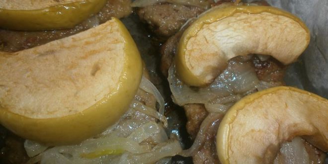 Рецепт говяжьей печени с яблоками и луком по-берлински