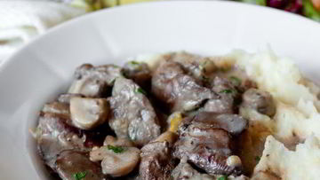 Рецепт Куриной печени с грибами в сливочном соусе