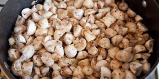 Рецепт куриной печени с грибами в сливочном соусе