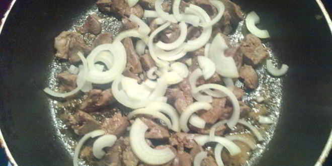 Рецепт куриной печени с яблоками под сметаной