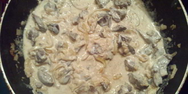 Рецепт куриной печени с яблоками под сметаной