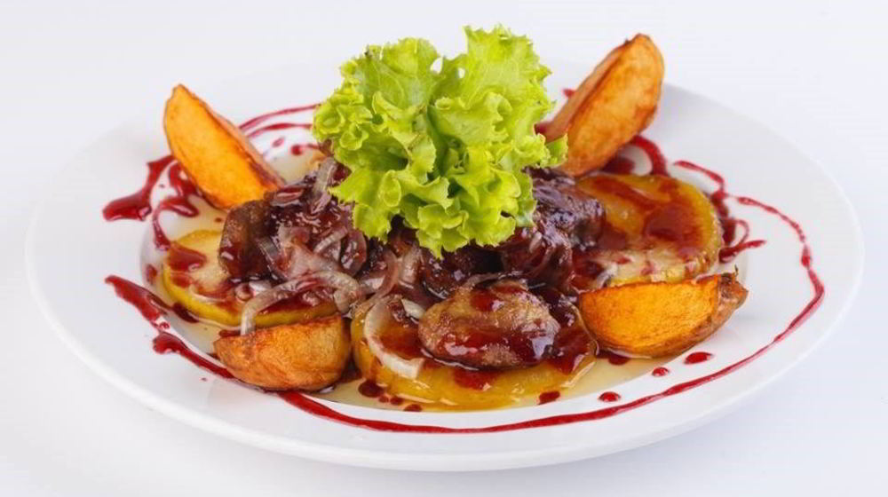 Как приготовить куриную печень с яблоками в соусе из портвейна и брусники