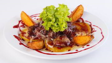 Рецепт Куриной печени с яблоками в соусе из портвейна и брусники