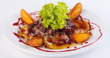 Рецепт Куриной печени с яблоками в соусе из портвейна и брусники