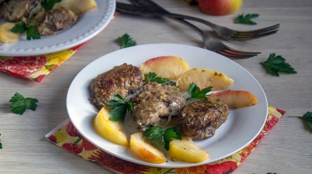 Как приготовить куриную печень с яблоками