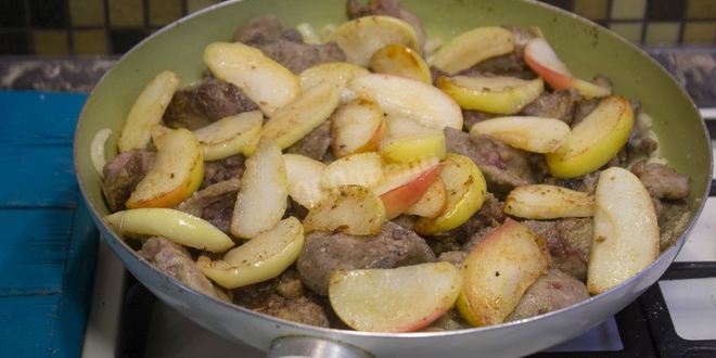 Рецепт куриной печени с яблоками