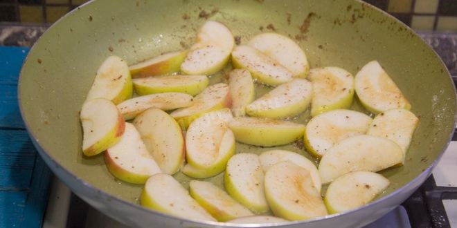 Рецепт куриной печени с яблоками