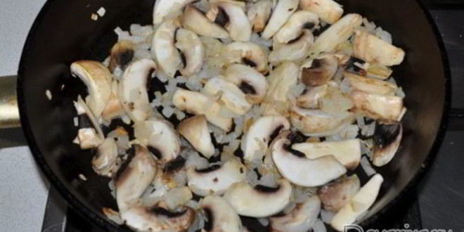 Рецепт куриной печенки с грибами и белым вином