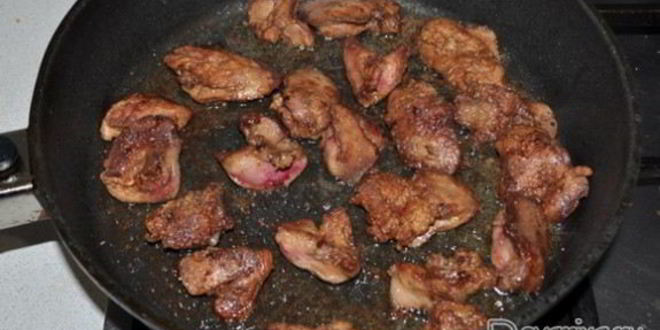 Рецепт куриной печенки с грибами и белым вином