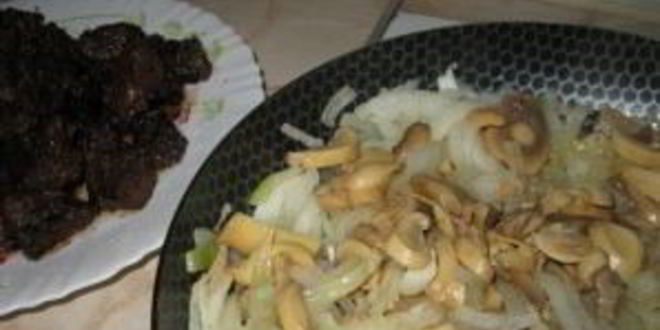 Рецепт печени говяжья, тушенная в сметане