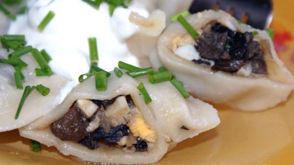 Как приготовить пельмени с сухими грибами и яйцом