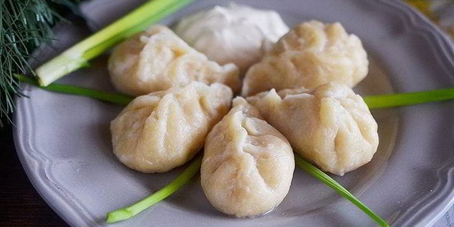 Новогодние пельмени. Пельмени елка. Пельмешки новый год. Уральские пельмени елка дети два стола. Пельмени елочкой.