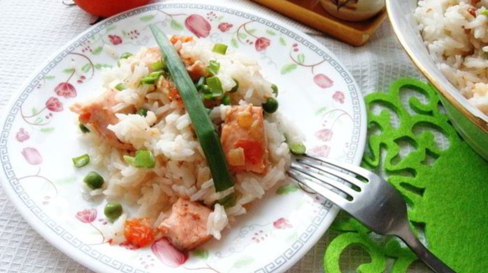 Как приготовить быстрый плов с рыбой и зеленым горошком