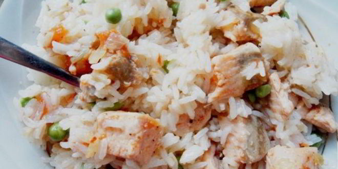 Рецепт быстрого плова с рыбой и зеленым горошком