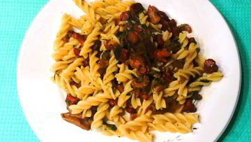 Рецепт Фузилли с рагу из лисичек и крапивы