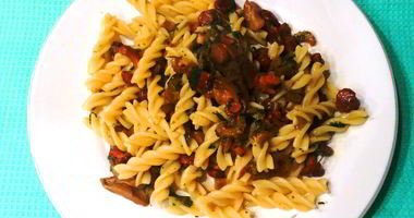 Рецепт Фузилли с рагу из лисичек и крапивы