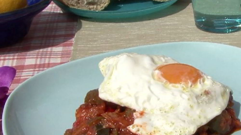 Как приготовить испанское овощное рагу с яйцом