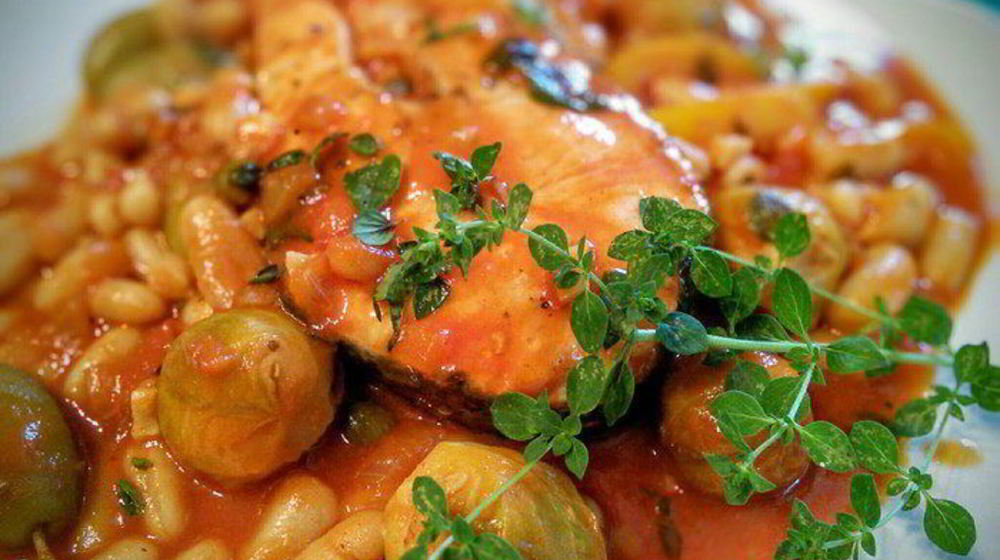 Как приготовить летнее овощное рагу с фасолью и лососем