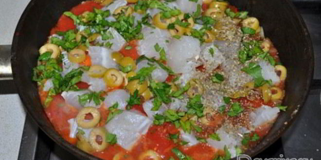 Рецепт рагу из морского окуня с оливками и томатами