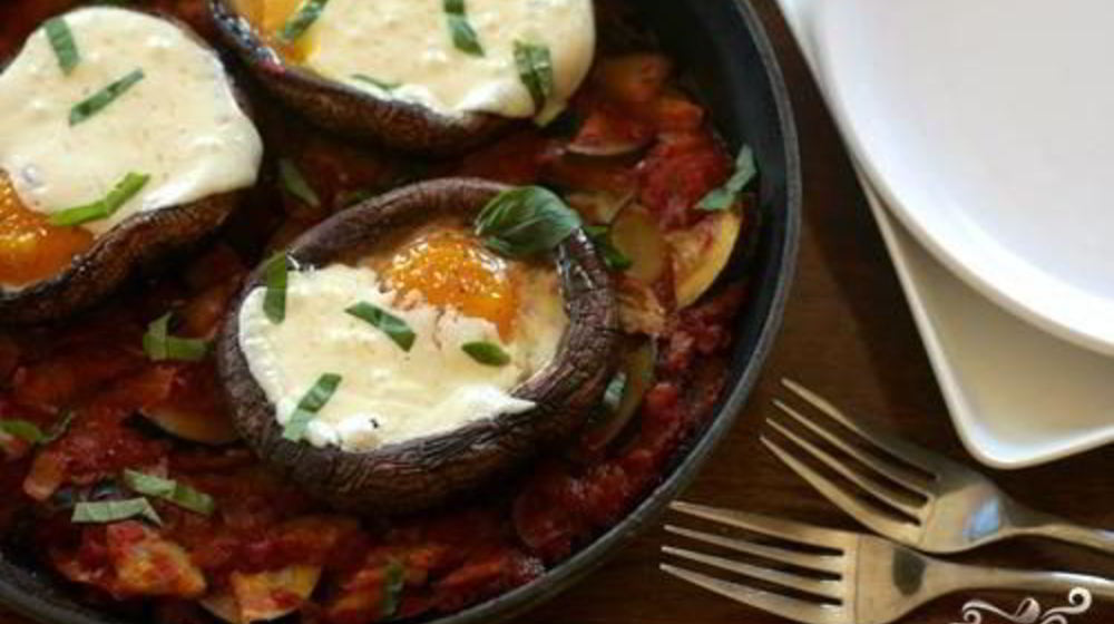 Как приготовить рагу из цуккини с запеченными яйцами в грибах