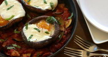 Рецепт Рагу из цуккини с запеченными яйцами в грибах