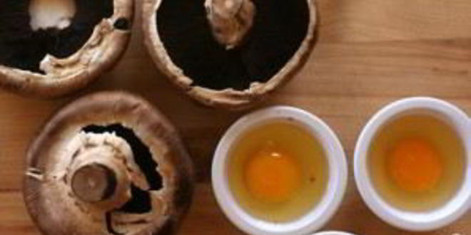 Рецепт рагу из цуккини с запеченными яйцами в грибах