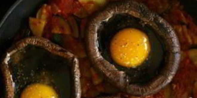 Рецепт рагу из цуккини с запеченными яйцами в грибах